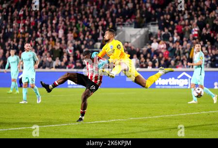 Brentfords Ivan Toney (links) und Brighton und Hove Albion-Torwart Robert Sanchez kollidieren bei dem Versuch, den Ball während des Spiels der Premier League im GTECH Community Stadium, London, zu erobern. Bilddatum: Freitag, 14. Oktober 2022. Stockfoto