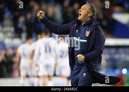 Mickey Mellon Manager von Tranmere Rovers schlägt die Luft zu den Tranmere Rovers Fans während des Sky Bet League 2-Spiels Tranmere Rovers gegen Crewe Alexandra im Prenton Park, Birkenhead, Großbritannien, 14.. Oktober 2022 (Foto von Phil Bryan/News Images) in, am 10/14/2022. (Foto von Phil Bryan/News Images/Sipa USA) Quelle: SIPA USA/Alamy Live News Stockfoto