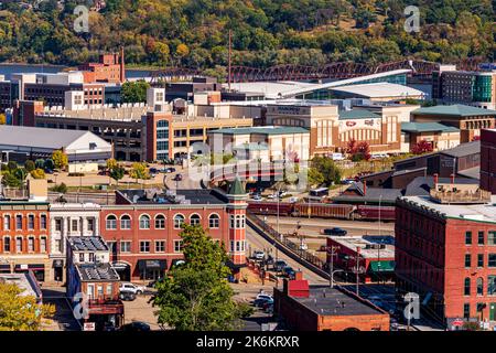 Dubuque, IA, USA - 8. Oktober 2022: Historische Gebäude in der Innenstadt von Dubuque, Iowa. Stockfoto