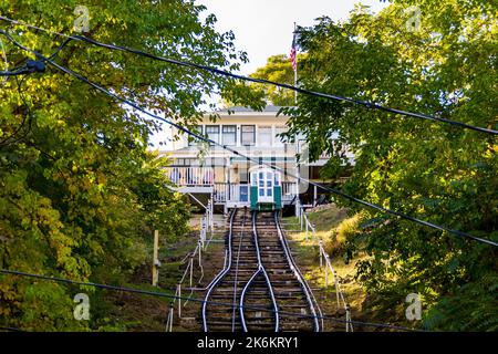 Dubuque, IA, Vereinigte Staaten - 8. Oktober 2022: Fenelon Place Elevator in Dubuque, Iowa. Stockfoto