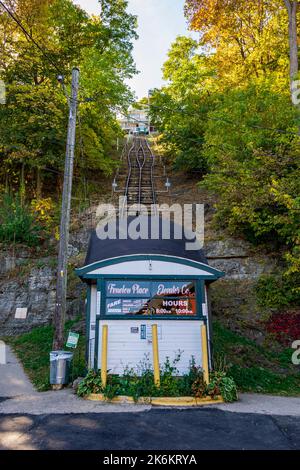 Dubuque, IA, Vereinigte Staaten - 8. Oktober 2022: Fenelon Place Elevator in Dubuque, Iowa. Stockfoto