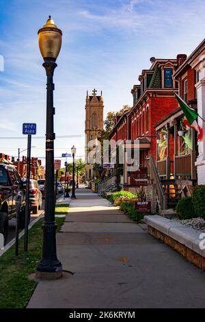 Dubuque, IA, Vereinigte Staaten - 8. Oktober 2022: Blick auf die Kathedrale von Saint Raphael in Dubuque, Iowa. Stockfoto