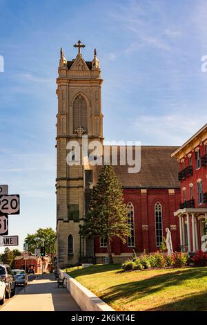 Dubuque, IA, Vereinigte Staaten - 8. Oktober 2022: Blick auf die Kathedrale von Saint Raphael in Dubuque, Iowa. Stockfoto