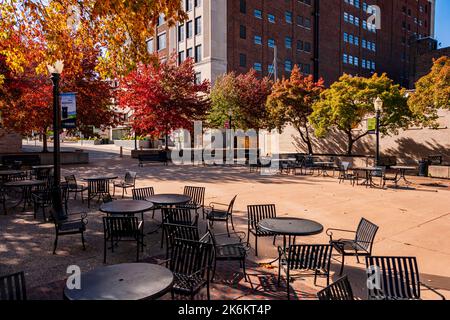 Dubuque, IA, USA - 8. Oktober 2022: Dubuque Town Clock Plaza an einem Herbsttag. Stockfoto