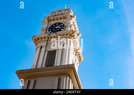 Dubuque, IA, USA - 8. Oktober 2022: Dubuque Town Clock Tower in der Innenstadt von Dubuque, Iowa. Stockfoto