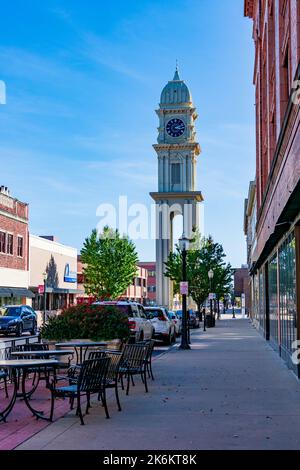 Dubuque, IA, USA - 8. Oktober 2022: Dubuque Town Clock Tower in der Innenstadt von Dubuque, Iowa. Stockfoto