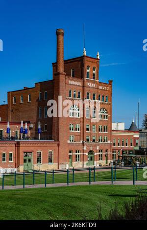 Dubuque, IA, USA - 9. Oktober 2022: Gebäude der Dubuque Star Brewing Company am Ufer des Mississippi River. Stockfoto