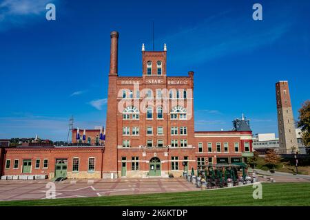 Dubuque, IA, USA - 9. Oktober 2022: Gebäude der Dubuque Star Brewing Company am Ufer des Mississippi River. Stockfoto