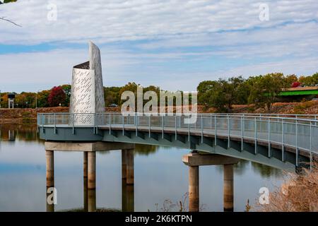 Dubuque, IA, Vereinigte Staaten - 9. Oktober 2022: Veterans Memorial Plaza in Dubuque, Iowa an einem Herbsttag. Stockfoto