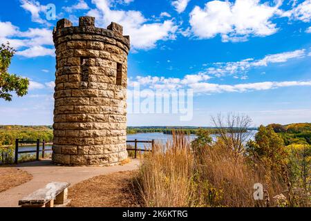 Dubuque, IA, Vereinigte Staaten - 9. Oktober 2022: Julien Dubuque Monument errichtet 1897 auf einem Ufer des Mississippi Flusses in Dubuque, Iowa. Stockfoto