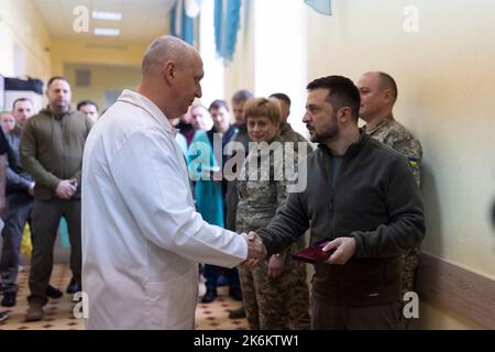 Kiew, Ukraine. 14. Oktober 2022. Der ukrainische Präsident Wolodymyr Zelenskyy überreicht am 14. Oktober 2022 in einem Militärkrankenhaus in Kiew, Ukraine, staatliche Auszeichnungen an medizinisches Personal zu Ehren des Tages der Verteidiger der Ukraine. Kredit: Ukrainisches Presidential Press Office/Ukraine Presidency/Alamy Live News Stockfoto