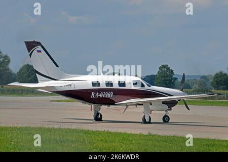 Deutschland, Bayern, Augsburg: RA-01969 Piper PA.46-350P Malibu Mirage (c/n 4636634) am Flughafen Augsburg. Stockfoto