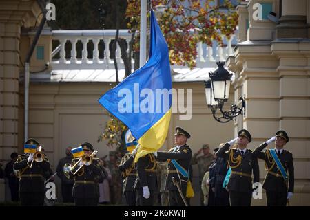 Kiew, Ukraine. 14. Oktober 2022. Eine ukrainische Militärkapelle spielt die Nationalhymne während einer Zeremonie zur Verleihung von Medaillen an Dienstmitglieder zur Feier des Tages der Verteidiger der Ukraine im Hof des Mariinskyi-Palastes am 14. Oktober 2022 in Kiew, Ukraine. Kredit: Ukrainisches Presidential Press Office/Ukraine Presidency/Alamy Live News Stockfoto