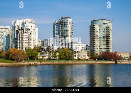 Schöner Blick auf die Skyline von Vancouver British Columbia, Kanada am sonnigen Herbsttag. Wunderschöne Stadt in der Innenstadt von Vancouver. Wohngebiet. Reisefoto Stockfoto