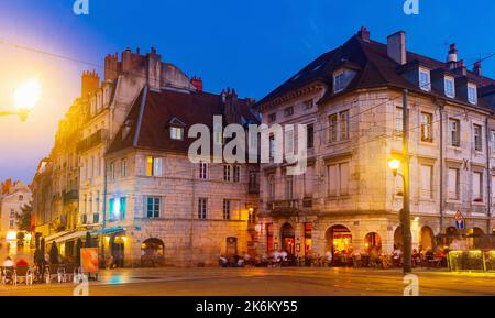 Nachtszene von Quai Vauban in der Stadt Besancon. Franche-Comte Provinz in Ostfrankreich Stockfoto