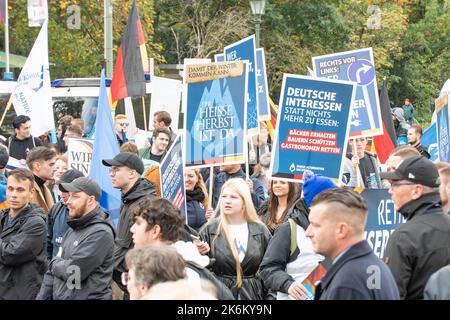 Auf der AfD-Demonstration gegen inflationäre Regierungspolicien und gegen die deutschen Waffenlieferungen an die Ukraine. Stockfoto