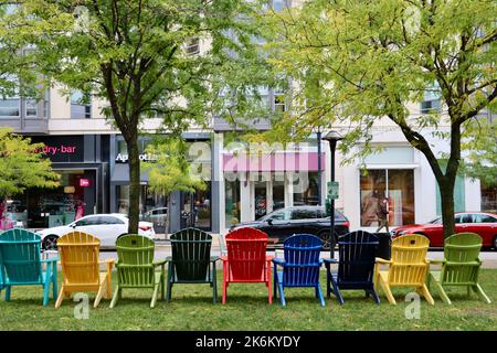 Mehrfarbige Adirondack-Stühle im Park im Crocker Park in Westlake, Ohio Stockfoto