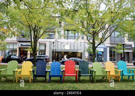 Mehrfarbige Adirondack-Stühle im Park im Crocker Park in Westlake, Ohio Stockfoto