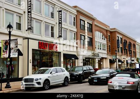 Gebäude mit Geschäften und Restaurants im Crocker Park in Westlake, Ohio Stockfoto