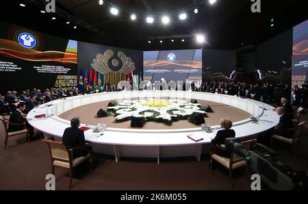 Astana, Kasachstan. 14. Oktober 2022. Die Staats- und Regierungschefs der Gemeinschaft unabhängiger Staaten nehmen am 14. Oktober 2022 am Gipfeltreffen der Gemeinschaft unabhängiger Staaten (GUS) in Astana, Kasachstan, Teil. Präsident Wladimir Putin sagte den Medien nach dem Treffen (GUS) am freitag, dass Russland keine Pläne habe, die militärische Mobilisierung auszuweiten, und warnt davor, dass ein direkter Zusammenstoß mit der NATO zu einer „globalen Katastrophe“ führen würde. Foto von Kremlin Pool/UPI. Kredit: UPI/Alamy Live Nachrichten Stockfoto