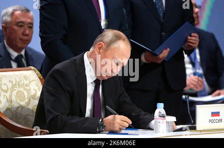 Astana, Kasachstan. 14. Oktober 2022. Der russische Präsident Wladimir Putin nimmt am 14. Oktober 2022 am Gipfeltreffen der Gemeinschaft unabhängiger Staaten (GUS) in Astana, Kasachstan, Teil. Präsident Wladimir Putin sagte den Medien nach dem Treffen (GUS) am freitag, dass Russland keine Pläne habe, die militärische Mobilisierung auszuweiten, und warnt davor, dass ein direkter Zusammenstoß mit der NATO zu einer „globalen Katastrophe“ führen würde. Foto von Kremlin Pool/UPI. Kredit: UPI/Alamy Live Nachrichten Stockfoto