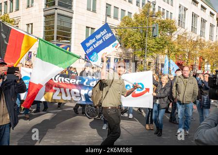 Auf der AfD-Demonstration gegen inflationäre Regierungspolicien und gegen die deutschen Waffenlieferungen an die Ukraine. Stockfoto