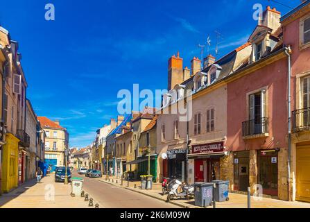Typische enge Gassen im historischen Zentrum von Dijon, Frankreich Stockfoto