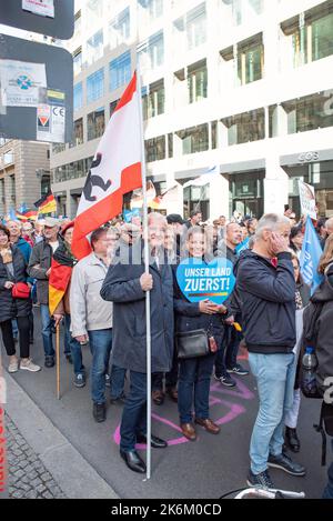 Auf der AfD-Demonstration gegen inflationäre Regierungspolicien und gegen die deutschen Waffenlieferungen an die Ukraine. Stockfoto