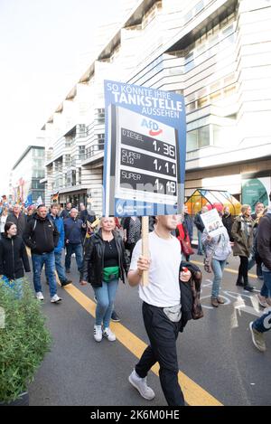 Auf der AfD-Demonstration gegen inflationäre Regierungspolicien und gegen die deutschen Waffenlieferungen an die Ukraine. Stockfoto