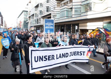 Auf der AfD-Demonstration gegen inflationäre Regierungspolicien und gegen die deutschen Waffenlieferungen an die Ukraine. Stockfoto