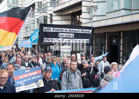 Auf der AfD-Demonstration gegen inflationäre Regierungspolicien und gegen die deutschen Waffenlieferungen an die Ukraine. Stockfoto