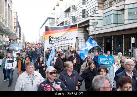 Auf der AfD-Demonstration gegen inflationäre Regierungspolicien und gegen die deutschen Waffenlieferungen an die Ukraine. Stockfoto