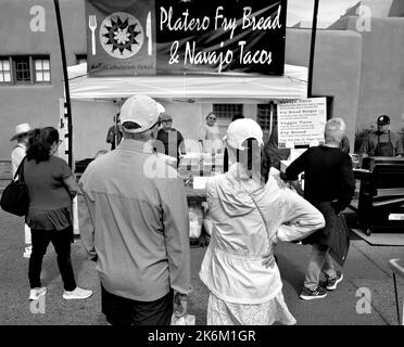 Kunden kaufen Mittagessen bei einem Lebensmittelhändler in amerikanischem Besitz bei einem Outdoor-Festival in Santa Fe, New Mexico. Stockfoto