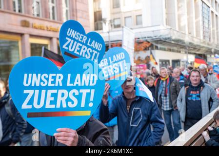 Auf der AfD-Demonstration gegen inflationäre Regierungspolicien und gegen die deutschen Waffenlieferungen an die Ukraine. Stockfoto