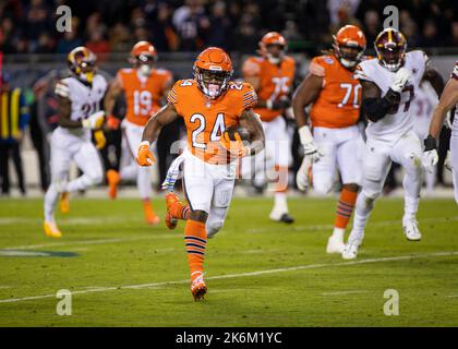 Chicago, Illinois, USA. 13. Oktober 2022. - Chicago Bears #24 Khalil Herbert läuft mit dem Ball während des Spiels zwischen den Washington Commanders und den Chicago Bears im Soldier Field in Chicago, IL. Fotograf: Mike Wulf. Kredit: csm/Alamy Live Nachrichten Stockfoto