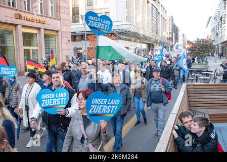 Auf der AfD-Demonstration gegen inflationäre Regierungspolicien und gegen die deutschen Waffenlieferungen an die Ukraine. Stockfoto