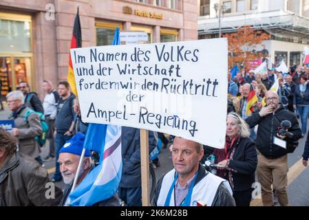 Auf der AfD-Demonstration gegen inflationäre Regierungspolicien und gegen die deutschen Waffenlieferungen an die Ukraine. Stockfoto