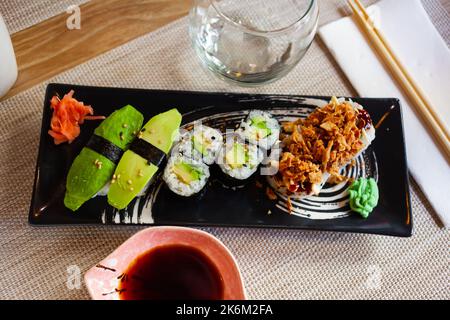 Set mit verschiedenen Gemüse-Sushi-Rollen Stockfoto