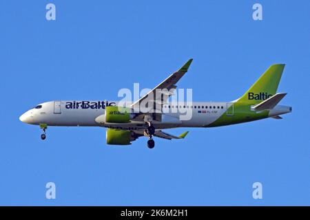 Deutsch, Bayern, München: YL-CSF Bombardier CS-300 (c/n 55008) von Air Baltic am Münchner Franz Josef Strauss Airport. Stockfoto