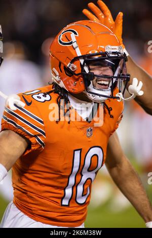 Chicago, Illinois, USA. 13. Oktober 2022. - Chicago Bears #18 Dante Pettis feiert seinen Touchdown während des Spiels zwischen den Washington Commanders und den Chicago Bears im Soldier Field in Chicago, IL. Fotograf: Mike Wulf. Kredit: csm/Alamy Live Nachrichten Stockfoto