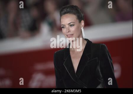 Rom, Italien. 13. Oktober 2022. Die französisch-argentinische Schauspielerin Berenice Bejo kommt am Donnerstag, den 13. Oktober 2022, auf dem roten Teppich zur Premiere von „Il Colibrì“ während des Filmfestivals 17. in Rom im Parco della Musica Auditorium in Rom, Italien. Foto von Rocco Spaziani/UPI Credit: UPI/Alamy Live News Stockfoto