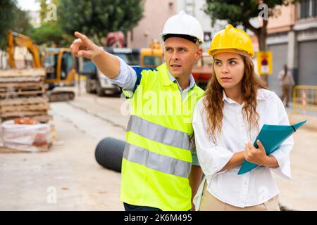 Bauingenieure überprüfen den Arbeitsprozess auf der Baustelle Stockfoto