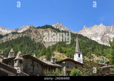 Das alte Bergdorf am Fuße des Mont Blanc-Gebirges im Sommer, Courmayeur, Aostatal, Italien Stockfoto