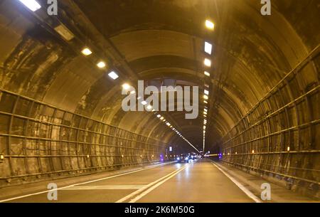 Fahrt durch den Mont-Blanc-Tunnel, einem Autobahntunnel zwischen Frankreich und Italien, unter dem Mont-Blanc-Berg in den Alpen Stockfoto