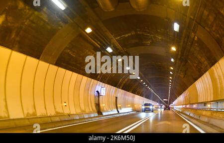 Fahrt durch den Mont-Blanc-Tunnel, einem Autobahntunnel zwischen Frankreich und Italien, unter dem Mont-Blanc-Berg in den Alpen Stockfoto