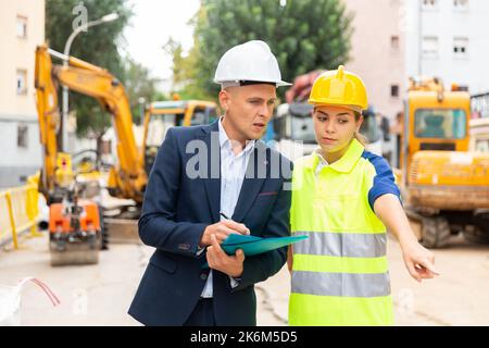 Bauingenieure überprüfen den Arbeitsprozess auf der Baustelle Stockfoto