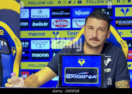 Verona, Italien. 14. Oktober 2022. Salvatore Bocchetti Cheftrainer des FC Hellas Verona bei der Präsentation des neuen Cheftrainers von Hellas Verona, Salvatore Bocchetti. Serie A Tim 2022-23 Hauptsitz von Hellas Verona, Verona, Italien, am 14. Oktober 2022. Kredit: Unabhängige Fotoagentur/Alamy Live Nachrichten Stockfoto