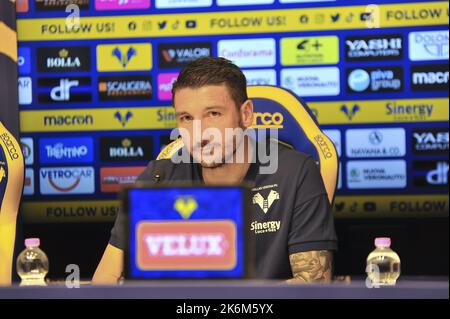 Verona, Italien. 14. Oktober 2022. Salvatore Bocchetti Cheftrainer des FC Hellas Verona bei der Präsentation des neuen Cheftrainers von Hellas Verona, Salvatore Bocchetti. Serie A Tim 2022-23 Hauptsitz von Hellas Verona, Verona, Italien, am 14. Oktober 2022. Kredit: Unabhängige Fotoagentur/Alamy Live Nachrichten Stockfoto