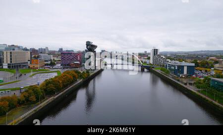 Flug über den Fluss Clyde in Glasgow - Luftaufnahme Stockfoto