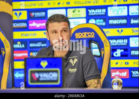 Verona, Italien. 14. Oktober 2022. Salvatore Bocchetti Cheftrainer des FC Hellas Verona bei der Präsentation des neuen Cheftrainers von Hellas Verona, Salvatore Bocchetti. Serie A Tim 2022-23 Hauptsitz von Hellas Verona, Verona, Italien, am 14. Oktober 2022. Kredit: Unabhängige Fotoagentur/Alamy Live Nachrichten Stockfoto